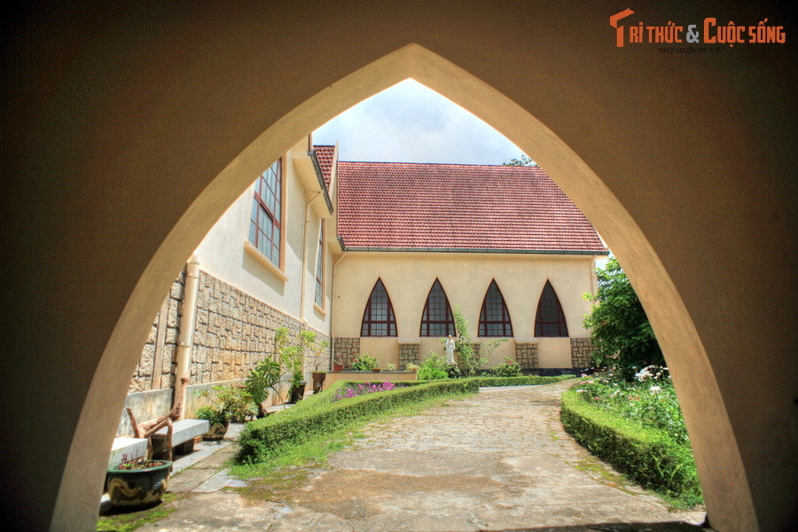 Có thể bắt gặp rất nhiều vòm nhọn kiểu này ở tu viện Đức Bà Lâm Viên, từ cửa sổ, vòm cửa hành lang đến cửa thông giữa các khoảng sân.