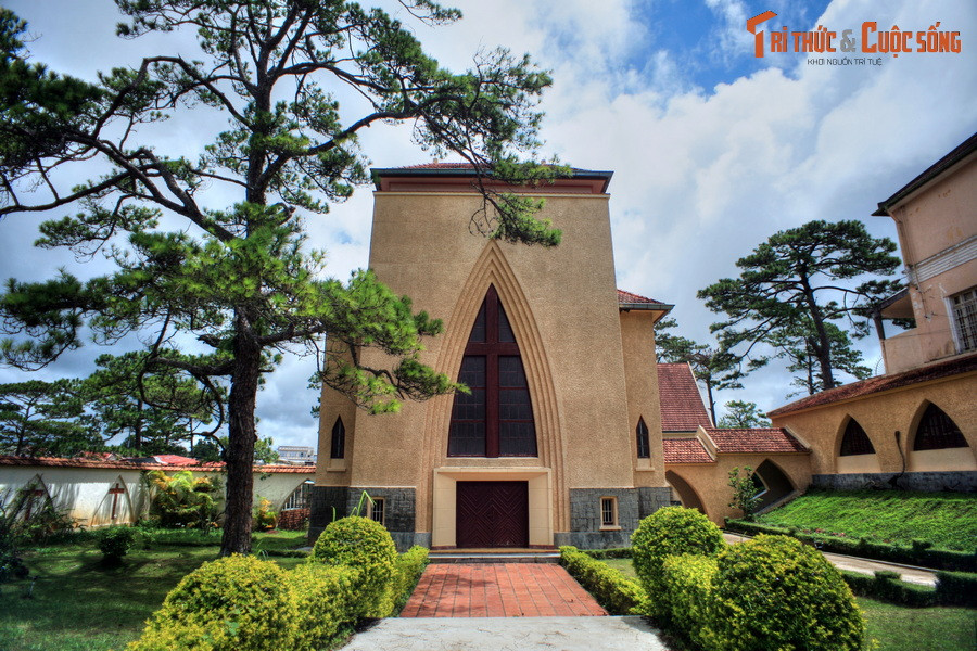 Vào thời thuộc địa, tu viện này là một phần của trường Đức bà Lâm Viên, có tên gọi chính thức là trường nữ tu Couvent des Oiseaux, từng là nơi cư trú của khoảng 200 nữ tu Công giáo.