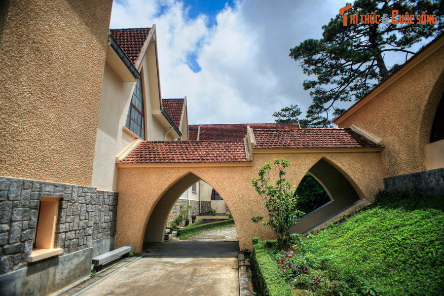 Ogival là tên gọi của kiểu vòm kiến trúc được tạo thành từ hai cạnh cong, gặp nhau ở một góc tương đối nhọn ở đỉnh vòm.