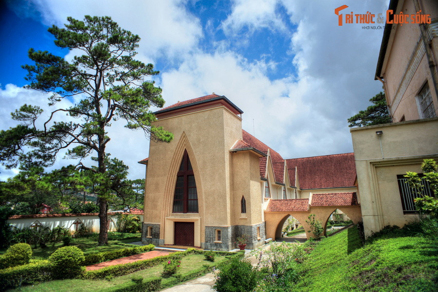 Nằm trong khuôn viên trường Phổ thông Dân tộc Nội trú Lâm Đồng (số 2 đường Huyền Trân Công Chúa), tu viện Đức Bà Lâm Viên là một công trình kiến trúc độc đáo của thành phố Đà Lạt.