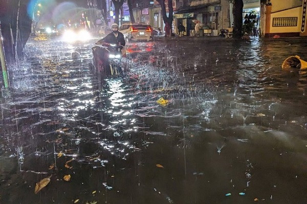 TP Vũng Tàu liên tục ngập nặng sau những cơn mưa lớn - Hình 4 TP Vung Tau lien tuc ngap nang sau nhung con mua lon-Hinh-4