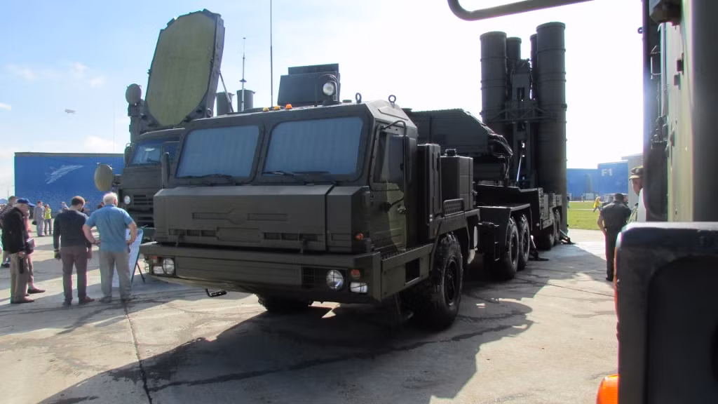 Cũng như các hệ thống tên lửa phòng không khác từ thời Liên Xô và nước Nga hiện đại, biên chế một tiểu đoàn S-400 cũng rất phức tạp, bao gồm các đài radar thám sát, điều khiển hỏa lực và ít nhất 12 bệ phóng tên lửa với 48 quả đạn (chưa kể đạn dự trữ). Đó là chưa tính các thành phần hỗ trợ chiến đấu khác như xe cấp nguồn điện, xe bảo trì, xe tiếp đạn…Nguồn ảnh: VPK