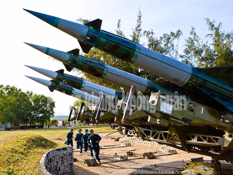 Sở dĩ xuất hiện thông tin Việt Nam có thể đang đàm phán mua tên lửa S-400 là vì câu trả lời phỏng vấn hãng thông tấn Interfax gây chú ý lớn của ông Mikhail Petukhov - Phó Giám đốc Cơ quan Liên bang về Hợp tác kỹ thuật quân sự, đồng thời là Trưởng đoàn Nga tại triển lãm Defense &amp; Security tại Thái Lan. Nguồn ảnh: Báo PK-KQ