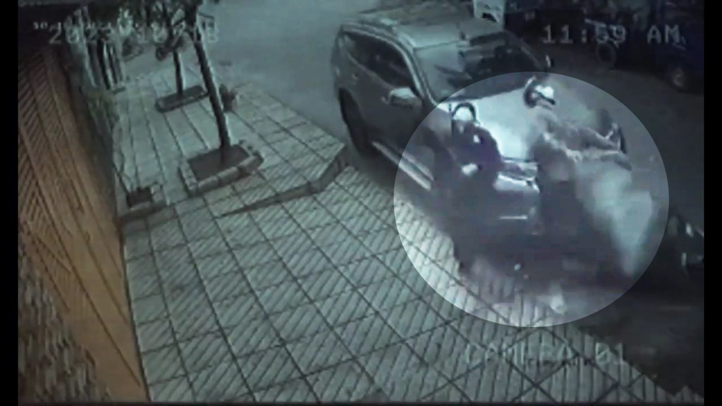 Trần Phương Quang và Nguyễn Minh Tiến là 2 đối tượng trong clip "trộm chó bị tài xế ô tô đâm trên đường Tân Thới Nhất 18, Tân Thới Nhất, Quận 12" lan truyền trên mạng xã hội, gây xôn xao dư luận vài ngày qua. Sau khi nắm thông tin, Công an Quận 12, TP HCM vào cuộc xác minh và tạm giữ 2 đối tượng.