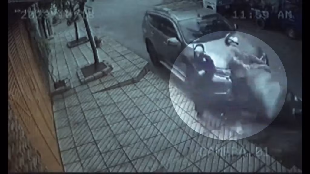 Trần Phương Quang và Nguyễn Minh Tiến là 2 đối tượng trong clip "trộm chó bị tài xế ô tô đâm trên đường Tân Thới Nhất 18, Tân Thới Nhất, Quận 12" lan truyền trên mạng xã hội, gây xôn xao dư luận vài ngày qua. Sau khi nắm thông tin, Công an Quận 12, TP HCM vào cuộc xác minh và tạm giữ 2 đối tượng.