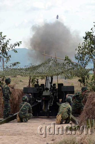 Pháo dùng đạn cỡ 105mm, tầm bắn tối đa đạt 11,2km hoặc thấp hơn tùy từng loại đạn. Nó cũng có khả năng chống tăng hạn chế với đạn HEAT M67 xuyên giáp dày 102mm ở góc chạm 0 độ, tầm bắn 1,8km.