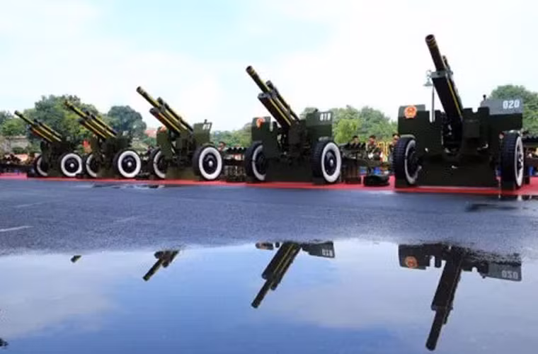 Hiện nay, công tác chuẩn bị đã bước vào giai đoạn hoàn tất, 25 khẩu pháo M2A2 105mm đã được đặt ngay ngắn tại sân Hoàng thành Thăng Long. Dàn đại bác chia thành 5 cụm, mỗi cụm 5 khẩu (4 cụm bắn 4 loạt, cụm thứ 5 bắt 5 loạt). Nguồn ảnh: Dân Việt