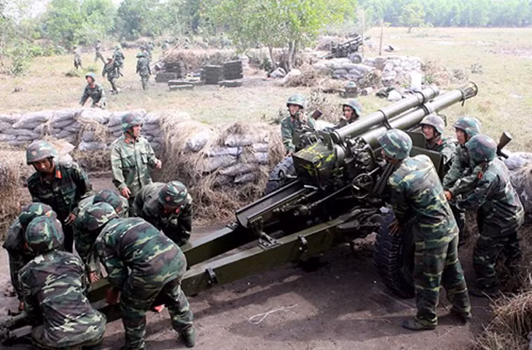 Cũng như M2A1, M2A2 thiết kế càng pháo có thể xếp, mở, thiết bị chống giật khí thủy lực, khóa nòng trượt theo phương ngang và cơ chế nạp đạn riêng biệt.