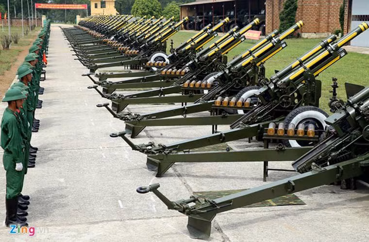 Riêng lần bắn mừng Quốc khánh 2/9 này, M2A2 sẽ không dùng liều phóng – đạn pháo kiểu Mỹ mà được nhà máy Z113 sản xuất riêng loại đạn pháo mới. Theo báo QĐND, đạn pháo lễ 105mm của nhà máy Z113 có vỏ liều bằng đồng, nút chặt đầu đạn được làm bằng giấy các-tông (thay thế cho nút gỗ), giúp tăng độ an toàn khi bắn. Thuốc phóng nguyên bản được thay bằng thuốc phóng cầu, có tốc độ cháy nhanh, cháy sạch trong điều kiện áp suất thấp. Khi bắn pháo lễ âm lượng đều đạt xấp xỉ 140 +(-) 5 đề-xi-ben ở khoảng cách 100m và chỉ còn ít khói trắng, không còn khói đen. Nguồn ảnh: Zing