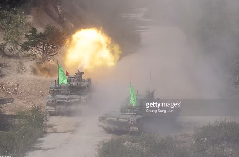 Trong cuộc tập trận chung Quân đội Mỹ - Hàn có khoảng 3.000 binh sĩ, 100 xe tăng và xe bọc thép, 120 pháo hạng nặng, 45 trực thăng và hơn 40 tiêm kích tấn công. Ảnh: Xe tăng chủ lực K1A1 nã đạn dữ dội.