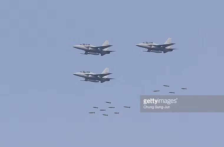 Máy bay tiêm kích hạng nhẹ FA-50 thả bom Mk82.