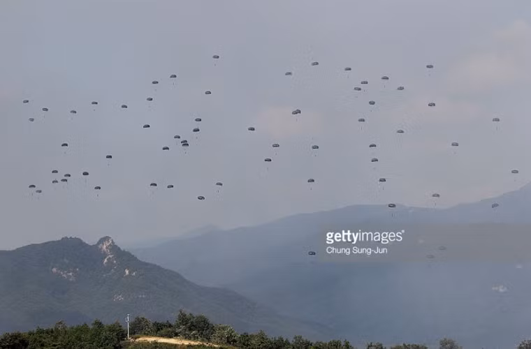 Quân dù Mỹ - Hàn đổ bộ.