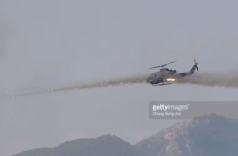 Trực thăng tấn công AH-1 phóng rocket dữ dội.