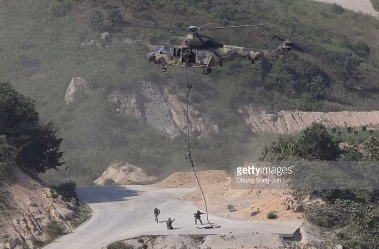 Quân đổ bộ đường khổ rời trực thăng Surion tiến công mục tiêu.