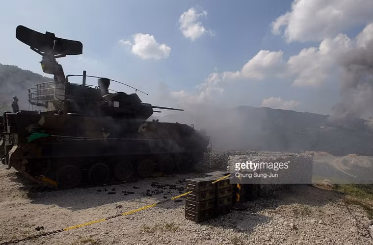 Pháo phòng không tự hành K30 hạ nòng bắn thẳng mục tiêu giả định.