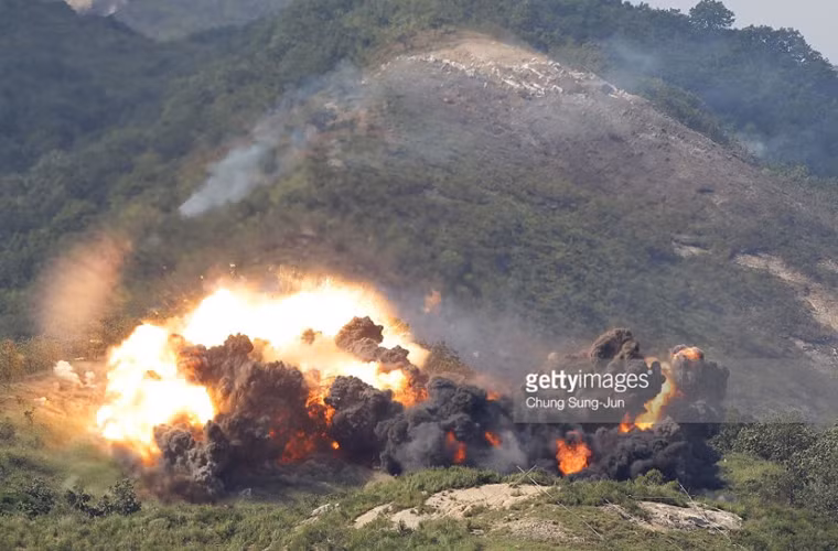 Các bức ảnh giới báo chí Hàn Quốc cho thấy, khói lửa bao trùm khắp thao trường Quân đội Mỹ - Hàn tập trận.