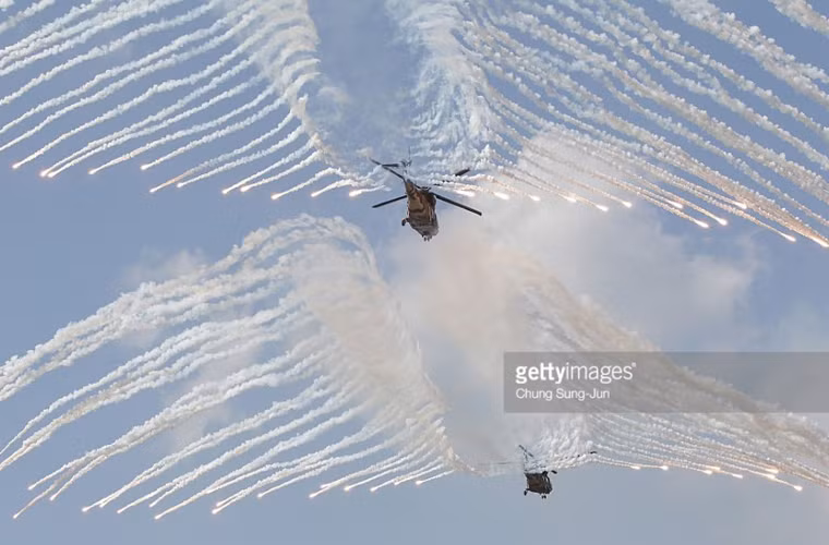Trực thăng KAI Surion phóng pháo sáng mù trời.