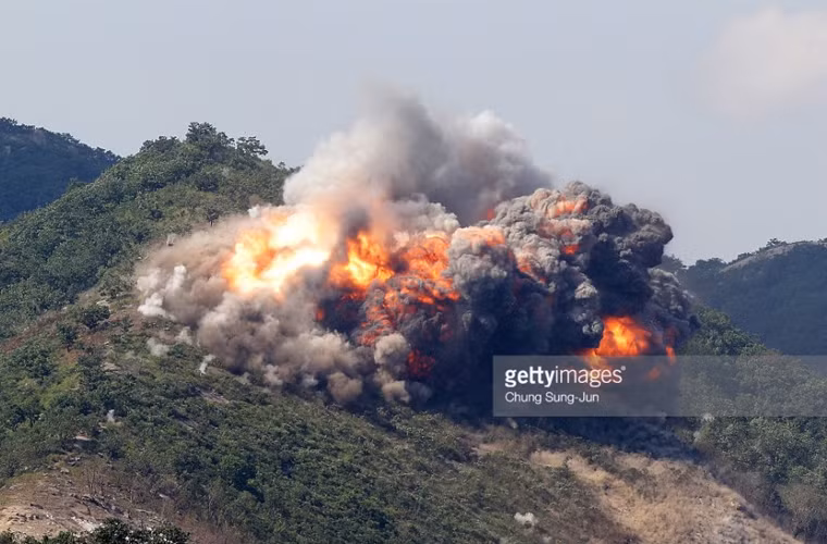 Thao trường ở Pocheon như “rung lên bần bật” sau mỗi đợt oanh kích.