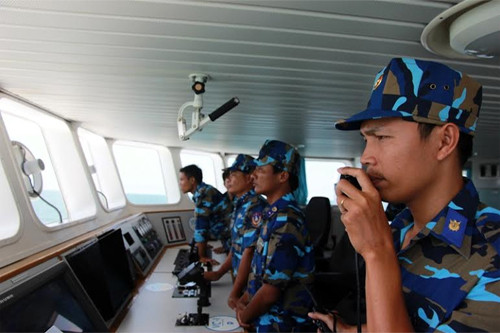 Trên buồng lái, thuyền trưởng và cán bộ, chiến sĩ CSB tập trung cao độ để xử lý tình huống.