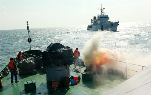 Tàu Sarang cơ động đến gần sát tàu bị nạn, thả xuồng cứu hộ để cứu các thủy thủ bị rơi xuống nước, đưa lên tàu sơ cứu.