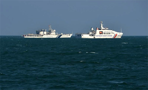 Buổi luyện tập là dịp để lực lượng Cảnh sát biển Việt Nam và Lực lượng Bảo vệ bờ biển Ấn Độ đẩy mạnh hoạt động hỗ trợ và trao đổi kinh nghiệm, nâng cao trình độ chuyên môn, xử lý các tình huống tìm kiếm cứu nạn, xử lý sự cố ô nhiễm môi trường biển theo chức trách, nhiệm vụ được giao. Ảnh: Tàu CSB Việt Nam và tàu Sarang (Ấn Độ) thực hiện nghi thức chào nhau kết thúc buổi huấn luyện. Tàu Sarang trở về Ấn Độ, kết thúc chuyến thăm hữu nghị chính thức Việt Nam.