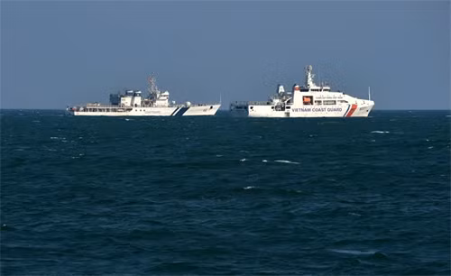 Buổi luyện tập là dịp để lực lượng Cảnh sát biển Việt Nam và Lực lượng Bảo vệ bờ biển Ấn Độ đẩy mạnh hoạt động hỗ trợ và trao đổi kinh nghiệm, nâng cao trình độ chuyên môn, xử lý các tình huống tìm kiếm cứu nạn, xử lý sự cố ô nhiễm môi trường biển theo chức trách, nhiệm vụ được giao. Ảnh: Tàu CSB Việt Nam và tàu Sarang (Ấn Độ) thực hiện nghi thức chào nhau kết thúc buổi huấn luyện. Tàu Sarang trở về Ấn Độ, kết thúc chuyến thăm hữu nghị chính thức Việt Nam.