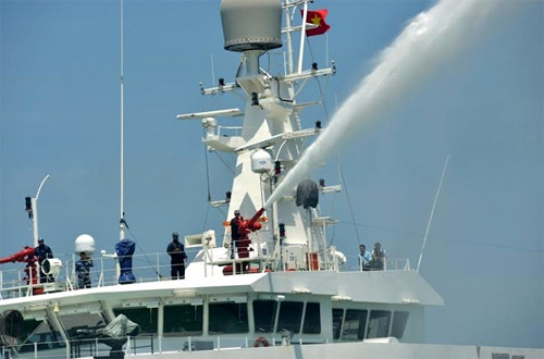 Nhận được tín hiệu đề nghị hỗ trợ cấp cứu của lực lượng Cảnh sát biển Việt Nam, Tàu Sarang thuộc Lực lượng Bảo vệ bờ biển Ấn Độ đang có hành trình trên tuyến hàng hải quốc tế đã nhanh chóng đến khu vực tàu vận tải bị nạn, phối hợp tìm kiếm cứu hộ, cứu nạn với Tàu Cảnh sát biển 8001. Hai tàu thả xuồng cứu hộ để cứu các thủy thủ bị rơi xuống nước, đưa lên tàu sơ cứu. Tàu Cảnh sát biển 8001 đã sử dụng vòi rồng dập tắt đám cháy, đồng thời lai dắt tàu bị nạn vào bờ an toàn.