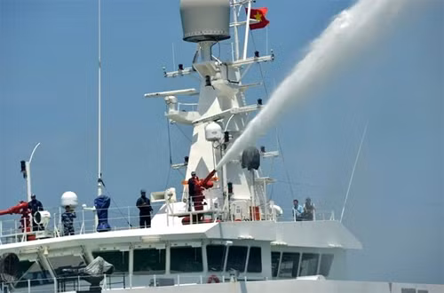 Nhận được tín hiệu đề nghị hỗ trợ cấp cứu của lực lượng Cảnh sát biển Việt Nam, Tàu Sarang thuộc Lực lượng Bảo vệ bờ biển Ấn Độ đang có hành trình trên tuyến hàng hải quốc tế đã nhanh chóng đến khu vực tàu vận tải bị nạn, phối hợp tìm kiếm cứu hộ, cứu nạn với Tàu Cảnh sát biển 8001. Hai tàu thả xuồng cứu hộ để cứu các thủy thủ bị rơi xuống nước, đưa lên tàu sơ cứu. Tàu Cảnh sát biển 8001 đã sử dụng vòi rồng dập tắt đám cháy, đồng thời lai dắt tàu bị nạn vào bờ an toàn.