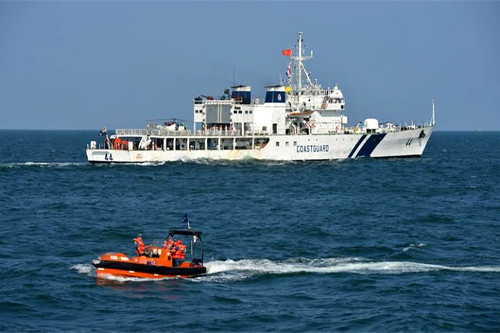 Tàu Sarang (Ấn Độ) xuất hiện, phối hợp tham gia cứu hộ cùng tàu CSB 8001.