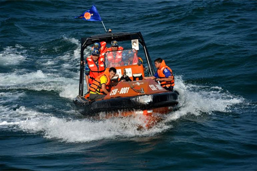 Xuồng cứu hộ tìm kiếm các thủy thủ gặp nạn.