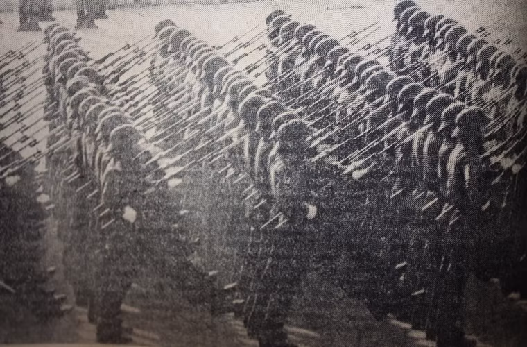 Đội hình chiến sĩ Lục quân với súng trường CKC oai hùng, dũng mãnh.