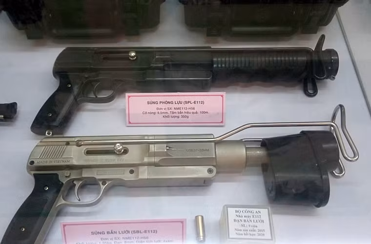 Súng phóng lựu SPL-E112 (khẩu màu đen) có tầm bắn 100m và súng bắn lưới SBL-E112.