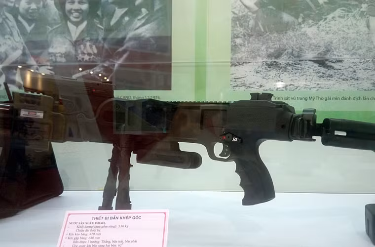 Đáng ngạc nhiên khi công an Việt Nam được trang bị loại súng bắn khép góc cho phép bắn các mục tiêu ẩn nấp mà không cần "ló mặt" nhờ hệ thống máy quay đặc biệt. Loại súng này phù hợp tác chiến trong môi trường đô thị.