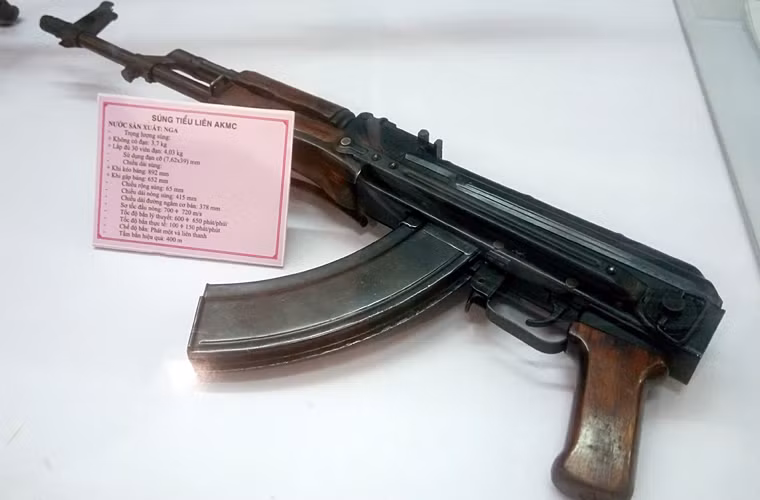 Súng tiểu liên AKMS dùng đạn cỡ 7,62x39mm, băng đạn 30 viên, tốc độ bắn thực tế 100-150 phát/phút, chế độ bắn phát một hoặc liên thanh, tầm bắn hiệu quả 400m. Đây là vũ khí tiêu chuẩn cho nhiều ngành Công an Nhân dân Việt Nam.