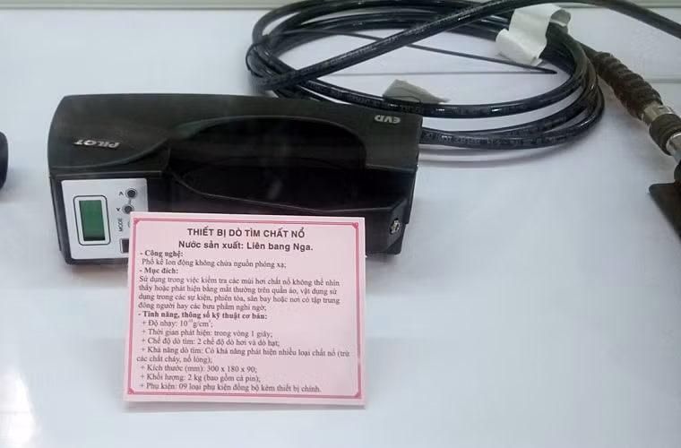 Thiết bị dò tìm chất nổ do Nga sản xuất, sử dụng để kiểm tra các mùi hơi chất nổ không thể nhìn thấy hoặc phát hiện bằng mắt thường trên quần áo, vật dụng sử dụng trong các sự kiện, phiên tòa, sân bay hoặc nơi có tập trung đông người hay các bưu phẩm nghi ngờ.