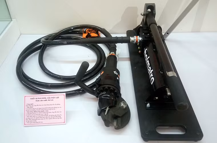 Thiết bị phá khóa, cửa thủy lực do Hà Lan sản xuất dùng trong tình huống giải phóng con tin, mở lối vào khống chế đối tượng, hỗ trợ trong cứu hộ.