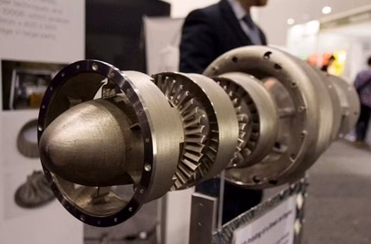 Các nhà khoa học Australia đã tháo rời một động cơ cũ và đưa các linh kiện qua máy quét để thu thập thông số và tiến hành sản xuất.