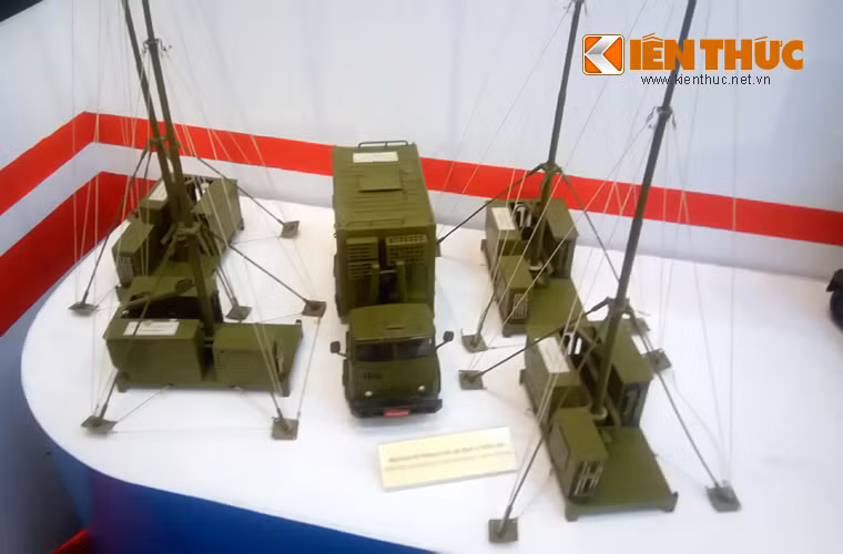 Tại triển lãm thành tựu kinh tế - xã hội đang diễn ra ở trung tâm Giảng Võ (Hà Nội), ngoài các hệ thống vũ khí khí tài thường thấy (tàu ngầm Kilo, tàu hộ vệ Gepard 3.9, tên lửa S-300…), Quân đội Nhân dân Việt Nam còn đưa tới mẫu radar đặc biệt – radar bắt máy bay tàng hình VERA-NG. Việc loại radar này xuất hiện tại triển lãm cho thấy, không loại trừ khả năng Việt Nam đã hoặc sắp sở hữu loại radar tối tân này.