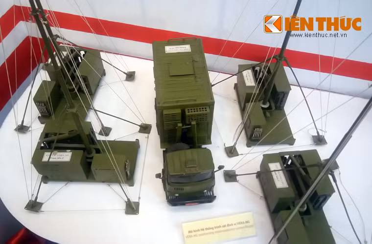 Radar thụ động VERA-NG có khả năng xác định và theo dõi hầu hết các mục tiêu trên mặt đất, trên không lẫn trên biển với tầm hoạt động lên tới gần 450km. Đặc biệt, VERA-NG có thể hoạt động độc lập mà không sợ các biện pháp đối phó điện tử hay mối đe dọa từ các loại tên lửa chống radar nhờ sử dụng công nghệ radar thụ động tiên tiến do ERA phát triển. Ảnh: Thành phần chính của VERA-NG với trung tâm điều khiển (đặt giữa) và 4 anten.