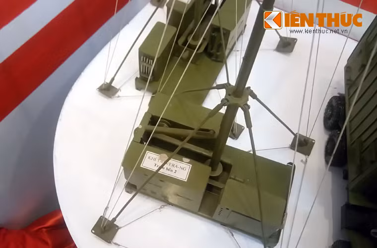 Hệ thống radar VERA-NG để phát hiện máy bay, ô tô và các vật thể khác dựa trên công nghệ bám nguồn bức xạ thụ động, trong đó có các radar, khí tài gây nhiễu, máy hỏi của hệ thống nhận dạng địch-ta, máy hỏi DME/TACAN, khí tài liên lạc, dẫn đường và hệ thống quan sát.