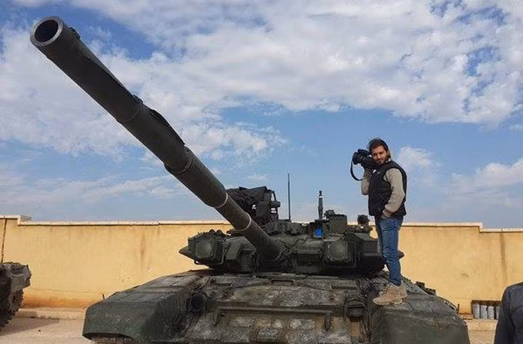 Ở một nơi khác cũng nóng bỏng không kém – thành phố Aleppo, các xe tăng T-90A hiện đại của Nga đã được triển khai tới đây dường như chuẩn bị cho chiến dịch nhằm tái chiếm lại thành phố này.