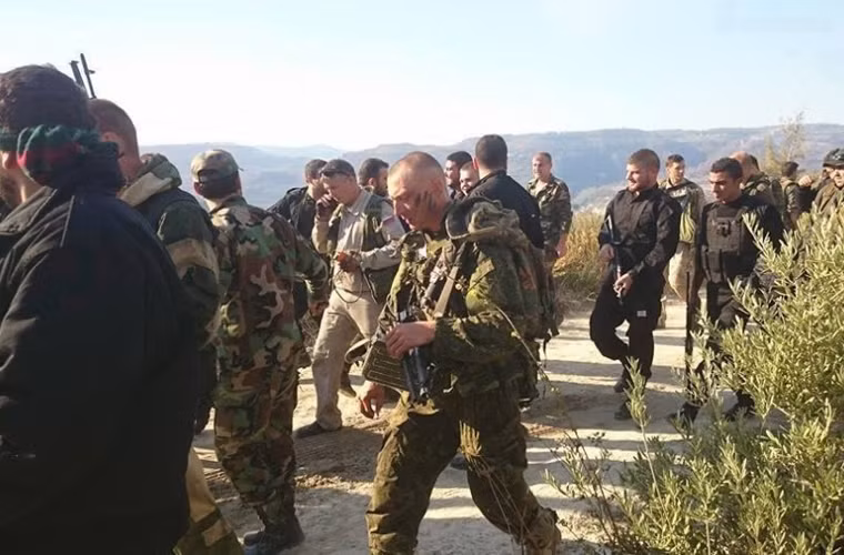 Một chiếc trực thăng Mi-8 được cử tới hiện trường máy bay Su-24 bị bắn hạ cũng bị hỏa lực của phiến quân phá hủy khiến một lính thủy đánh bộ thiệt mạng. Các binh sĩ còn lại đã được đặc nhiệm Syria và Hezbollah ứng cứu thành công. Ảnh: Kíp lái và các binh sĩ cứu hộ Nga đang di chuyển về căn cứ với sự hộ tống của đơn vị đồng minh.