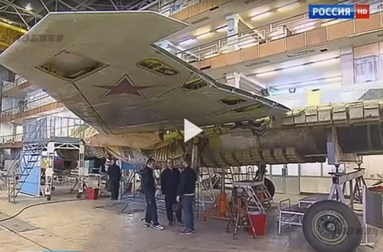 Liên quan tới việc chế tạo vũ khí mới, kênh truyền hình Nga tuần qua đăng tải hình ảnh nơi lắp ráp máy bay chiến đấu Su T-50 hiện đại.