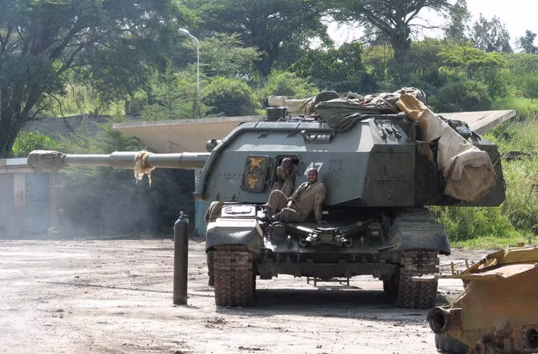 Binh sĩ Ethiopia cười tươi rói bên tháp pháo tổ hợp pháo tự hành hạng nặng 2S19 Msta-S mua của Nga.