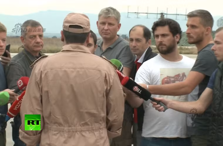 Một trong hai phi công điều khiển chiếc Su-24 đã thiệt mạng do lực lượng phiến quân dưới mặt đất sát hại. Trong khi đó, người còn lại được cứu thoát bởi các đặc nhiệm đường không Nga – Syria. Ảnh: Phi công hoa tiêu điều khiển chiếc Su-24 bị Thổ Nhĩ Kỳ bắn hạ đang trả lời phỏng vấn các phóng viên.