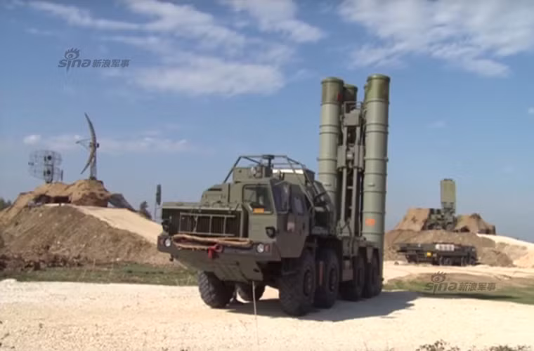 Hành động của chính quyền Thổ Nhĩ Kỳ đã khiến người Nga đặc biệt phẫn nộ. Và ngay lập tức đã có những sự đáp trả, mà điển hình là việc triển khai các tổ hợp tên lửa phòng không S-400 tới căn cứ ở Latakia, Syria. Bức ảnh vũ khí ấn tượng nhất tuần – bệ phóng tên lửa S-400 đã sẵn sàng khai hỏa tại Syria.