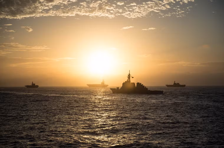 Bức ảnh quân sự đẹp tuần qua ghi lại quanh cảnh hạm đội hỗn hợp Hải quân Mỹ và lực lượng Phòng vệ Nhật Bản trong cuộc tập trận AE 16.