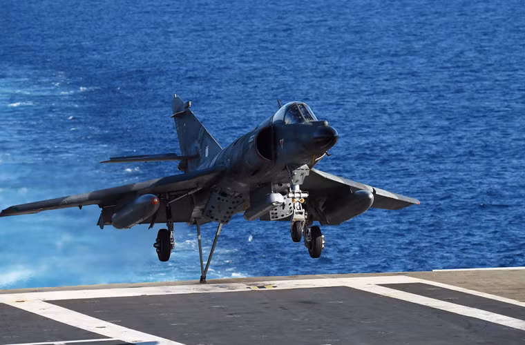 Tuần qua, Không quân Hải quân Pháp cũng tiến hành các đợt không kích đầu tiên nhắm vào phiến quân IS trả đũa vụ khủng bố liên hoàn tại Paris. Ảnh: Máy bay cường kích Super Etendard Mordenise hạ cánh sau phi vụ tấn công IS.