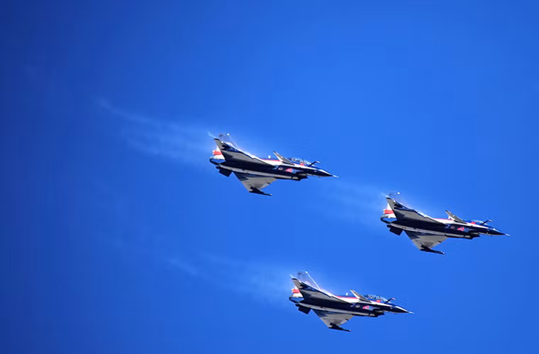 Đội bay 1/8 của Không quân Trung Quốc lần đầu bay biểu diễn tại sân bay Korat, Thái Lan hôm 26/11.