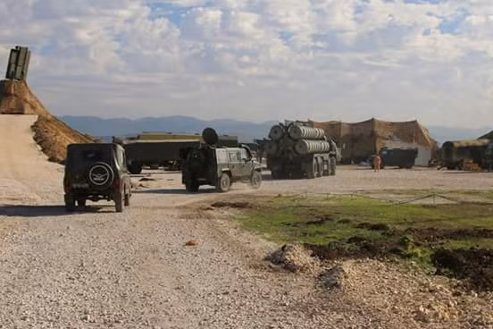 Góc trái, trên cung là anten đài radar cảnh giới nhìn vòng mọi độ cao 96L6E với tầm trinh sát 300 km và có khả năng phát hiện đồng thời 100 mục tiêu.